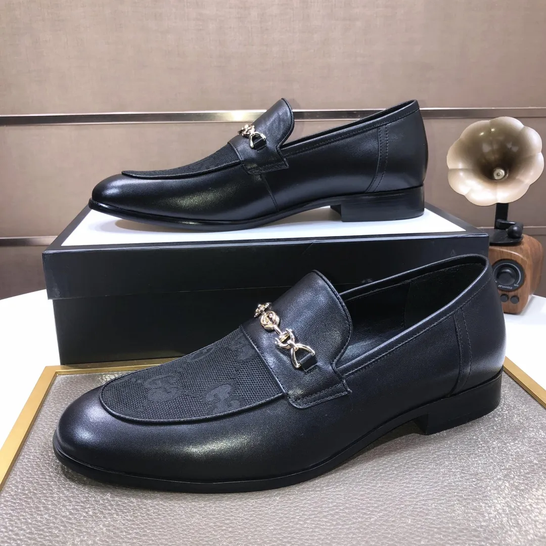 Factory batch 500💰Italy’s top luxury men’s shoe giant (GUCCI) (Gucci) (full cowhide lining) new arrival🍃Original European style🔰 Pleasant to the eye😍In order to make the shoes more durable and non-deformable🌀The production continues to follow traditional methods but there is still no lack of innovation💪The original sheepskin is selected for the leather♻️Smooth, natural and extra bright⭐Made of imported cowhide The rich man’s first choice 38-45 (45 customized)